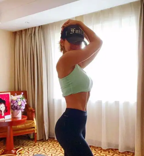 李玟晒照拿帽子挡脸,身材好是真的,但素颜干瘦的像个老人