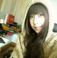 我想要一些连着衣服一起戴帽子的女生qq头像