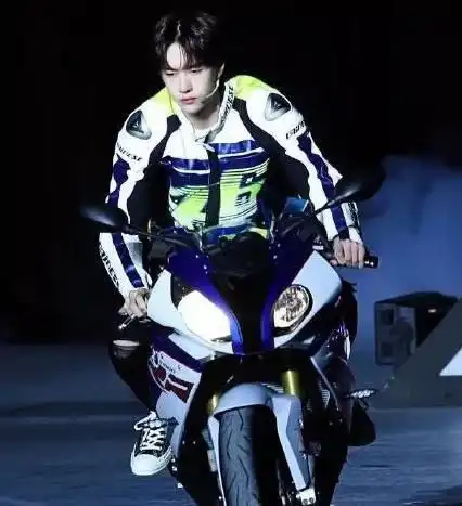 王一博教肖战骑自行车,自己却钟爱摩托车,网友快教他骑摩托车