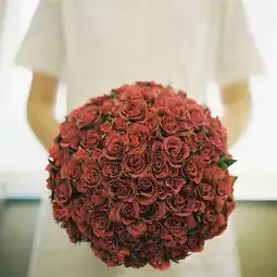 女生头像手捧花将近