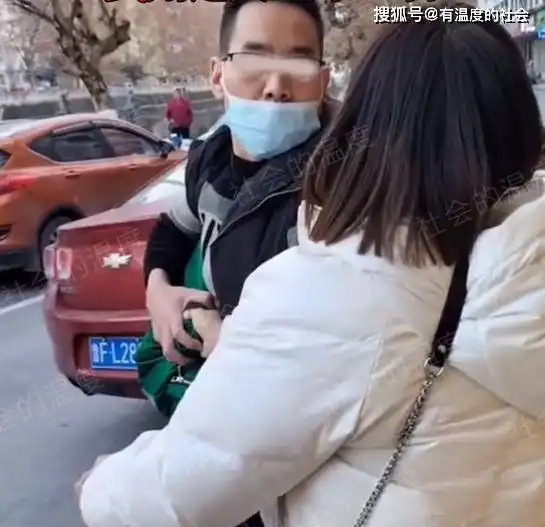 贵州男子和情人当街缠绵,妻子抓现行直接开撕,反被掀翻在地