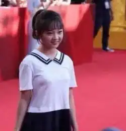 她是曾在林妙可身后唱歌的那个女孩,如今比林妙可更美