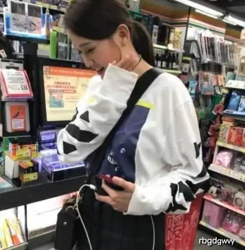 39岁的陈乔恩素颜现身,几乎认不出来,网友出门忘化妆了