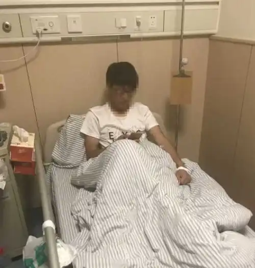 陕西21岁女孩网购银环蛇当宠物被咬伤,已脑死亡