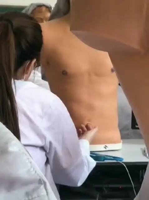 没男朋友的女生真可怜,居然光天化日之下做这种事情,实在太逗了