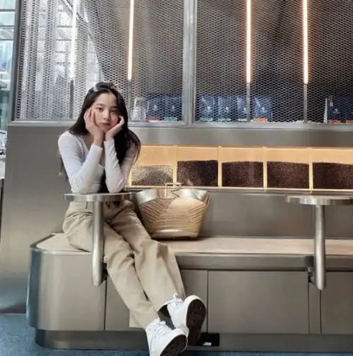 欧阳娜娜成熟风格真是上头了穿灰色卫衣配浓妆,满满慵懒女人味