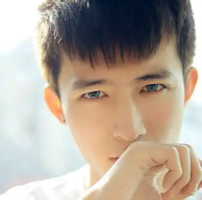 爸爸去哪儿3中康康和夏天坐在一起的那个片段中,康康出现了迷之微笑,为啥说着微笑是迷之微笑呢