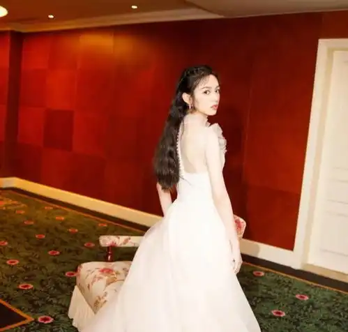 又一女演员火了,穿碎花裙真的好清纯,一点也不输当年刘亦菲