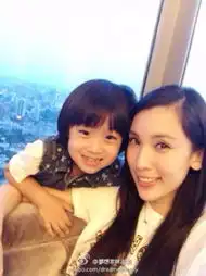 王诗龄卖萌与美女空姐合照戴飞行帽搞怪逗趣