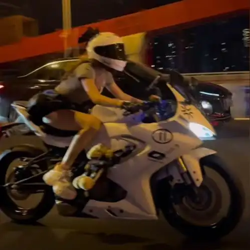 重庆机车女孩儿摔倒,现场图曝光,女孩儿本人回应