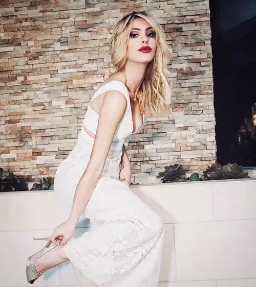 这个身材火辣爱裸奔的少女竟然是全美第一网红