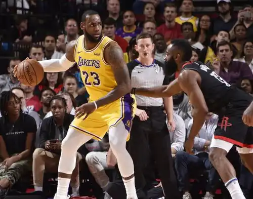 17秒领先15分,哈登接球场边美女一个劲挥手,这就是mvp的待遇