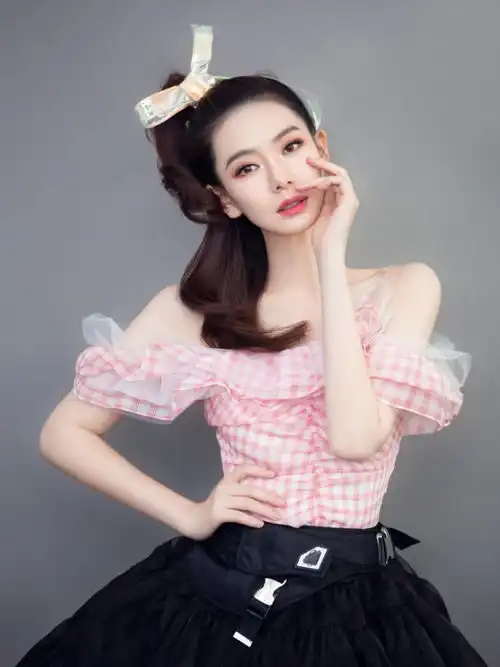 时髦精戚薇和李圣经,同穿粉色格纹上衣,结了婚就是不一样