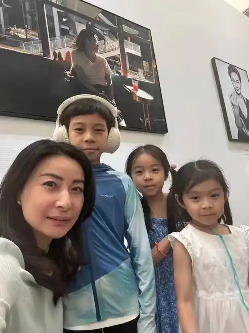 霍家三代同框意义非凡霍启刚与郭晶晶的相遇改变了我的人生