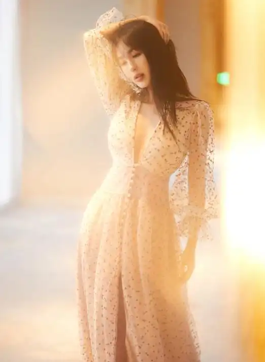 碎花裙是基础款单品李菲儿穿上秀出蚂蚁腰那刻,我动心了