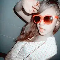 头像女生戴帽子和墨镜日