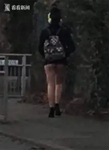 女子大冬天奇葩着装遭街头行人举报警察现场查证她穿内裤了并建议多穿点