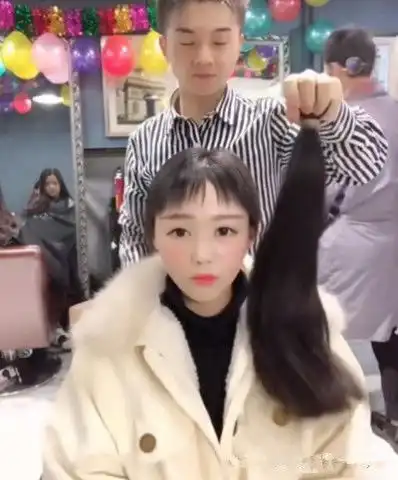 16岁女孩一直被称假小子,接上长发的那一刻,让我移不开眼