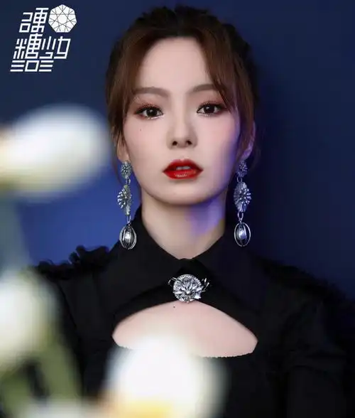 硬糖少女珠宝写真,赵粤希林贵气十足,张艺凡美得很高级