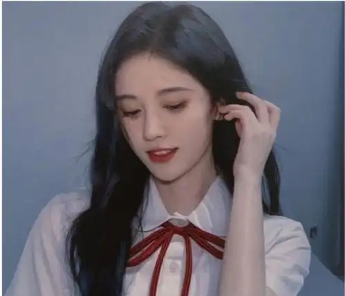 欧阳娜娜碎花吊带造型出圈,营业效率都快赶上鞠婧祎,还是静态的她最迷人