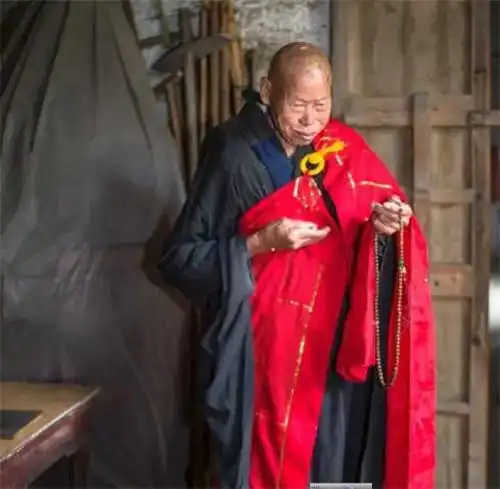 隐居安徽深山的僧人曾割肉救母,一件衲衣穿43年,63年不食油盐