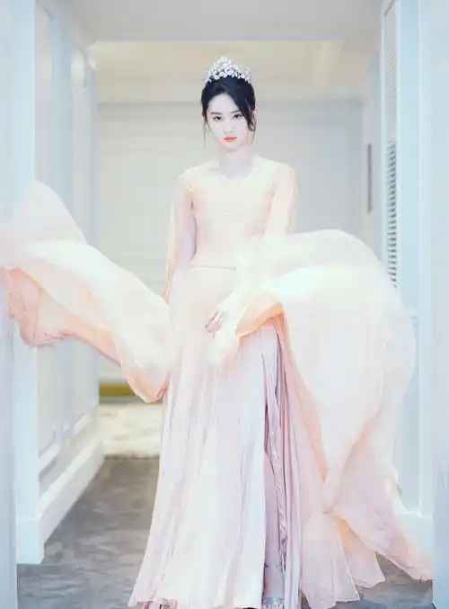 刘亦菲放下长剑戴上皇冠,一身粉色纱裙仙气飘飘,美的真像仙女