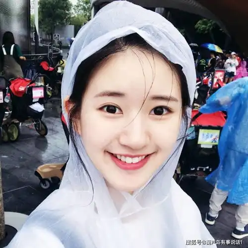 赵露思够漂亮了,看到她的学生照,原来她小时候就如此惊艳了