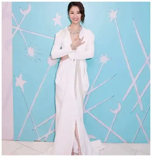 被一袭白裙的林心如惊艳了,发型是彰显女人味的关键