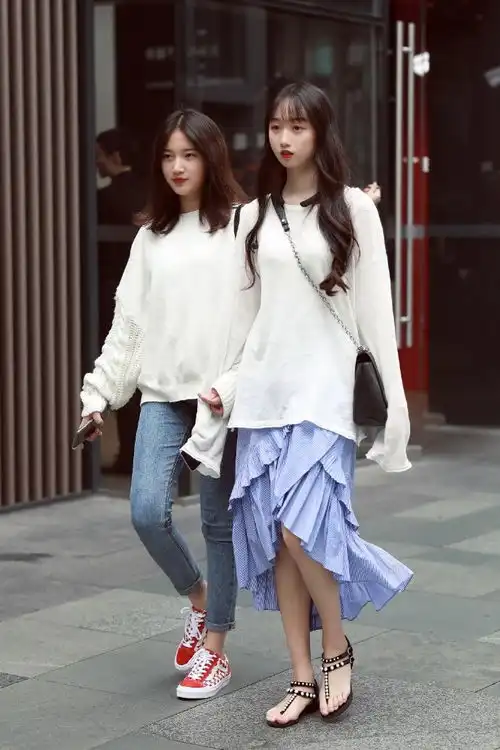 街拍气质温婉的短裙美女,一条动感的短裙,看着就是一种享受