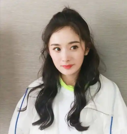 你还在扎丸子头今年流行男女通吃的苹果头,减龄还方便