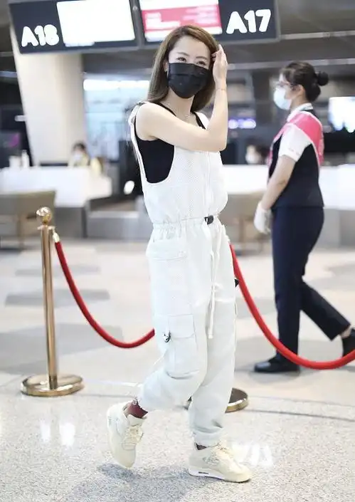 白冰秀私服,白色背带裤配黑色吊带背心,帅气时尚很有少女感