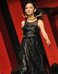 谢娜戴大金链子走秀笑哭一片高冷女神都开始戴手串了