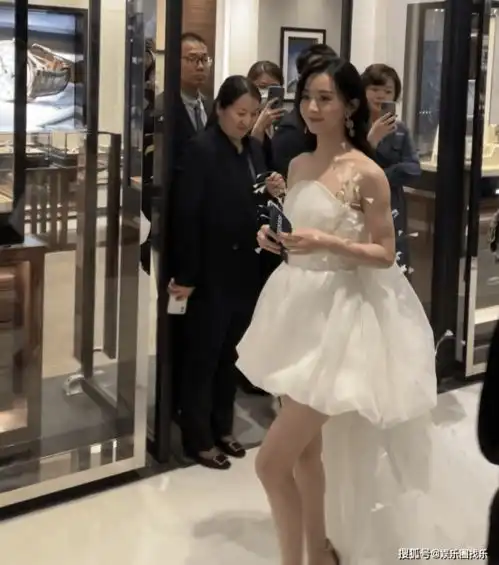 生了孩子后的赵丽颖,更少女了,身材让人羡慕健身,保持身材