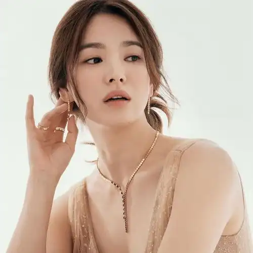 39岁宋慧乔保养太好了新画报淡妆出镜美成少女,戴珠宝太有贵气

