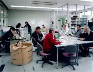 日本美女摄影师大胆前卫公众浴盆玩自拍组图