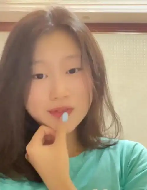 16岁梧桐妹为咘咘庆生,画眼线戴耳环不算啥,同岁李嫣教网友化妆