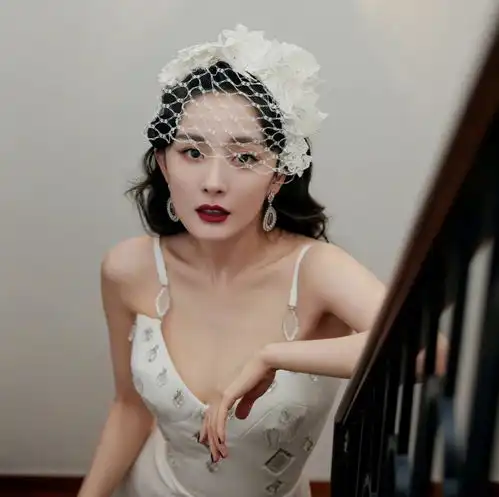杨幂轻纱遮面,复古红毯造型风情万种,犹如女王归来