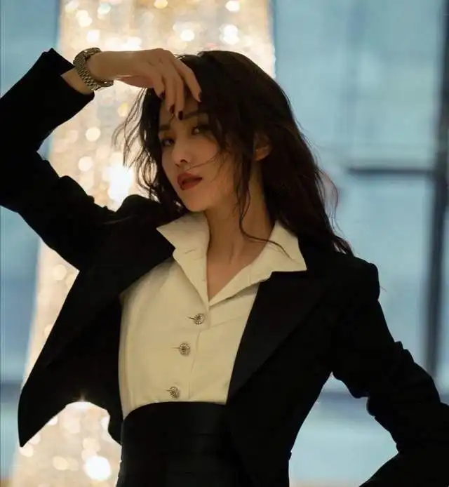 嘉人红毯斗艳的女明星被换掉的女主持内卷的深v