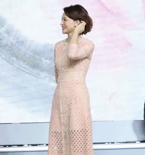 被董卿惊艳到了一身连衣裙端庄又优雅,46岁状态太能打了