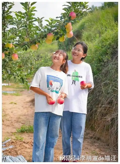 那个穿红袄的陕北女孩,红了
