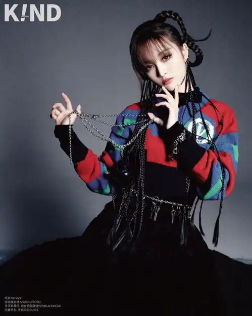 吴宣仪登十二月封面大片,黑色机械美甲穿戴别致,尽显独特魅力