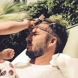 贝克汉姆带小七骑骆驼任由女儿为自己打扮图