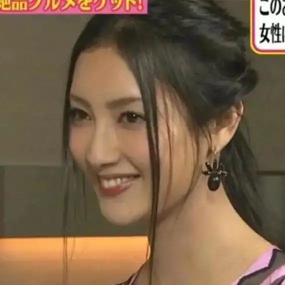 别盯着纯欲风了她快40岁已三次变脸美艳女,这美商进来学