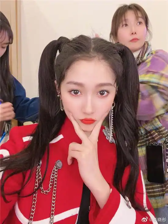 关晓彤霸气出门引网友担忧,去异地会被隔离14天吗