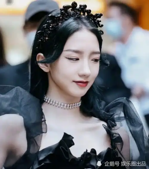 孟美岐扮老失败,在裙子上缝了一圈黑木耳,却依然很少女