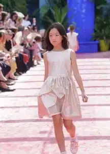 49岁王菲少女感升级,帆布鞋配斗篷t台走秀,高冷女神秒变小可爱