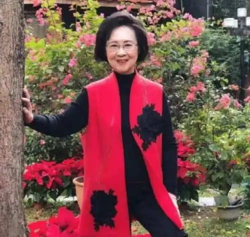琼瑶与林青霞罕见同框,她自然老去太优雅,靠气质抹平16岁年龄差

