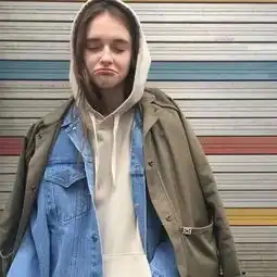 2018最新qq头像欧美女生阳光青春一哄就好的人活该受尽委屈