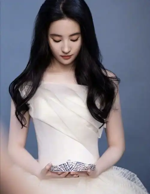 刘亦菲小姐姐的法式卷发,美到一定程度了