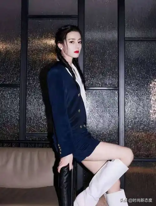 迪丽热巴太美了,黑白搭配简约时髦,立体剪裁干净利落,知性优雅